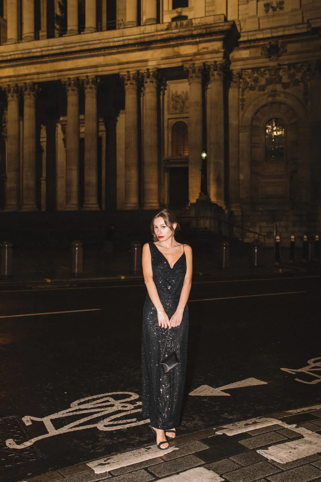 VESTIDO MIDI PRETO LANTEJOULAS